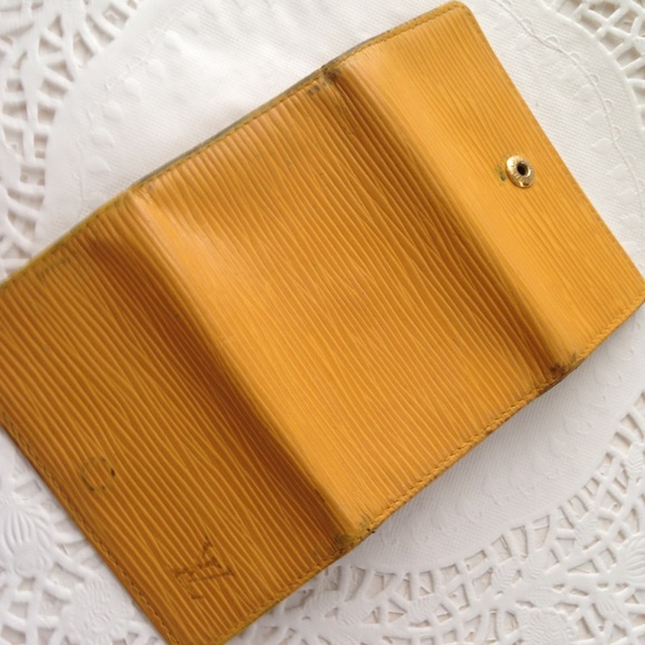Louis Vuitton, Yellow Epi Leather 6-Hooks Key Case - Picture 7 of 8